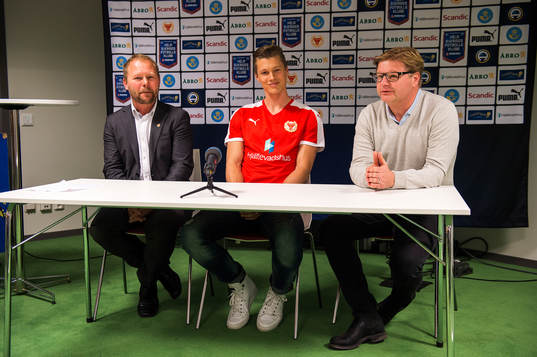 Kalmar FFs sportchefen Thomas Andersson Borstam och tränare Peter Swärdh presenterade Victor Elm som nyförvärv på en presskonferens den 30 mars 2015 i Kalmar.
