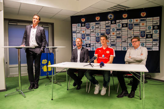 s Klubbchef Svante Samuelsson, Sportchef Thomas Andersson Borstam, Viktor Elm och tränare Peter Swärdh under en presskonferens den 30 mars 2015 i Kalmar.
