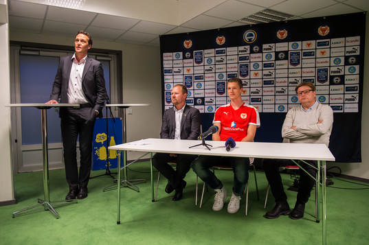 s Klubbchef Svante Samuelsson, Sportchef Thomas Andersson Borstam, Viktor Elm och tränare Peter Swärdh under en presskonferens den 30 mars 2015 i Kalmar.
