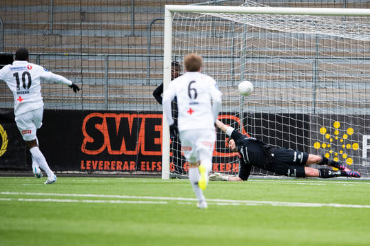 ODDs Olivier Occéan (vänster i bild) gör 0-2 på straff