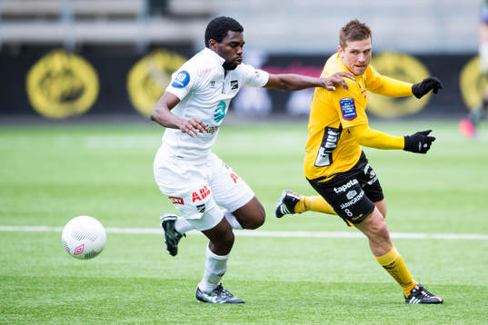 Elfsborgs Anders Svensson och ODDs Chukwuma Akabueze