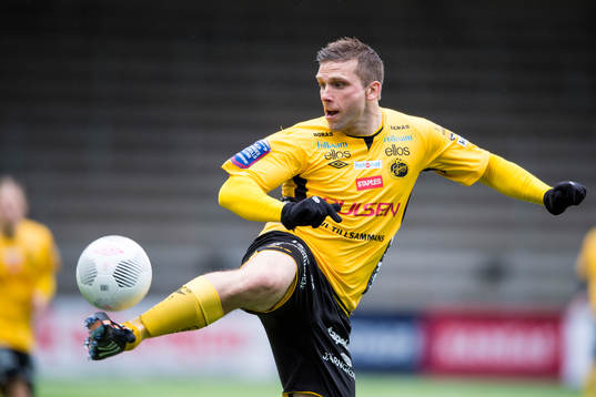 Elfsborgs Anders Svensson klackar bollen