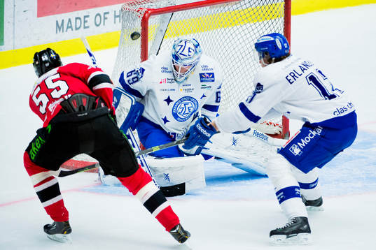 Malmö Redhawks Johan Björk lyckas nästan peta in pucken