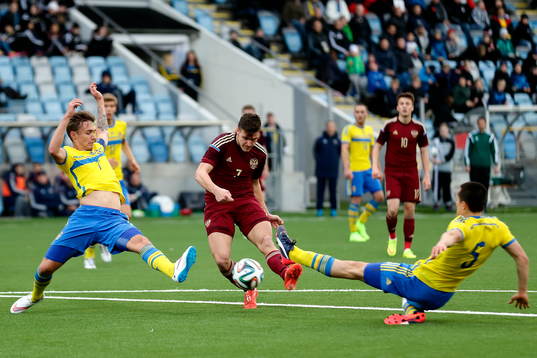 Rysslands Aleksei Gasilin gör 1-0-målet mellan Sveriges Linus Wahlqvist och Johan Ramhorn