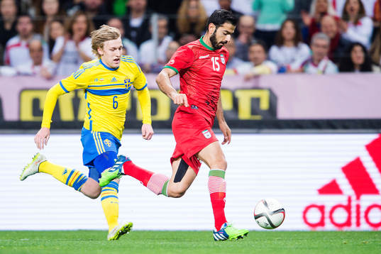 Sveriges Emil Forsberg och Irans Pejman Montazeri