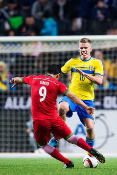 Sveriges Pontus Wernbloom försöker stoppa Irans Omid Ebrahimi