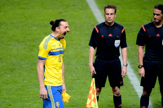 Sveriges Zlatan Ibrahimovic grimaserar innan fotbollslandskampen mellan Sverige och Iran den 31 mars 2015 i Stockholm.