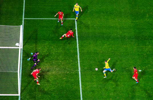 Sveriges Marcus Berg skjuter in 2-0 bakom Irans målvakt Alireza Haghighi