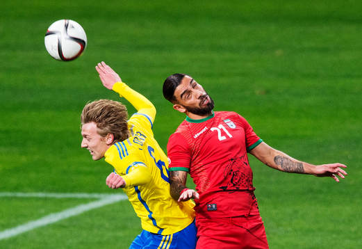 Sveriges Emil Forsberg i en nickduell med Irans Ashkan Dejagah