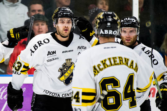 s Joakim Hagelin (tv) jublar med sina lagkamrater