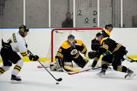 s Christian Sandberg oroar med pucken framför Panterns