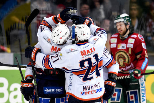 Växjös Erik Josefsson med sina lagkamrater
