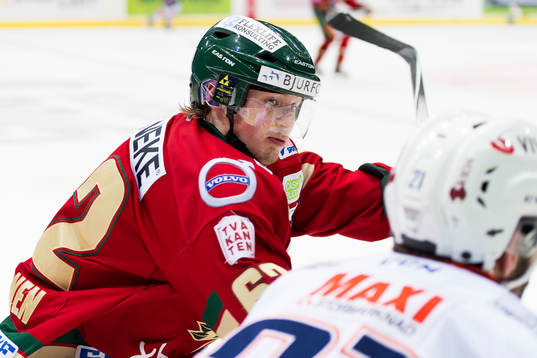 Frölundas Artturi Lehkonen siktar in en tackling på