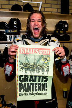 Panterns Robin Dahse jublar i omklädningsrummet