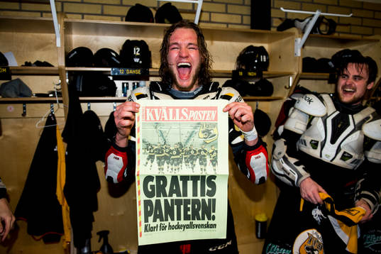 Panterns Robin Dahse jublar i omklädningsrummet