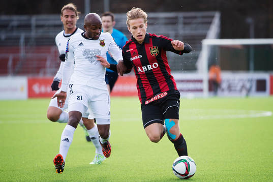 Östersunds målvakt Aly Krita och Brommapojkarnas