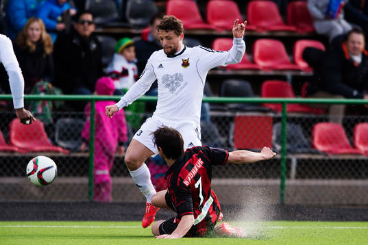 Brommapojkarnas Gabriel Petrovic stoppar Östersunds Kujtim Bala