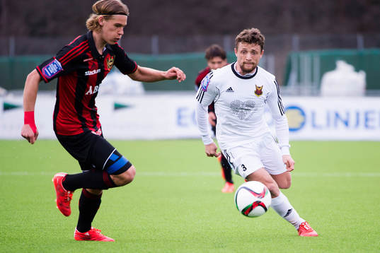 Brommapojkarnas Felix Beijmo och Östersunds Kujtim Bala