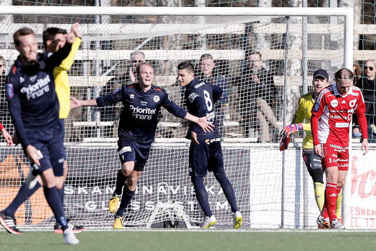 Utsiktens Joakim Edström jublar