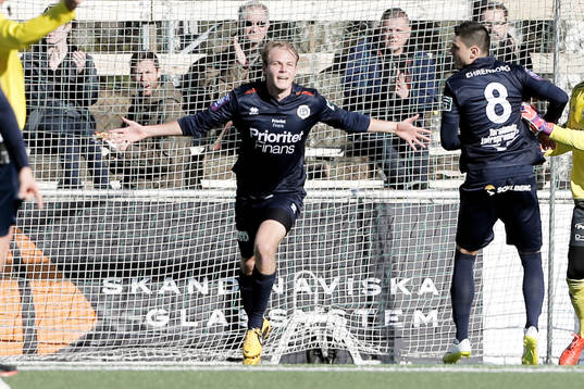 Utsiktens Joakim Edström jublar