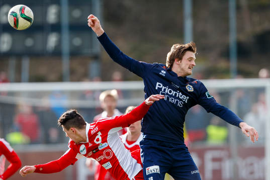 Utsiktens Peter Nilsson och Degerfors Fuad Hyseni i en nickduell