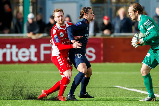 Degerfors Simon Molander och Utsiktens Mirza Mujcic i kamp om bollen