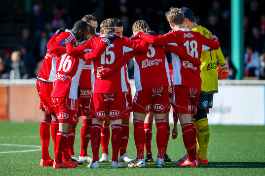 Degerfors spelare samlas