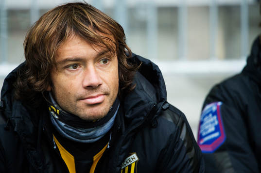 Häckens Diego Lugano sitter på bänken