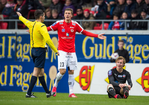 Kalmars Viktor Elm och domaren Bojan Pandzic samt Helsingborgs Emil Krafth