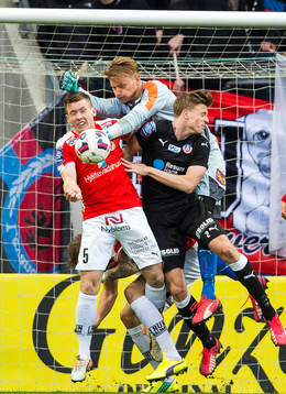 Kalmars målvakt Ole Söderberg i kamp om bollen med