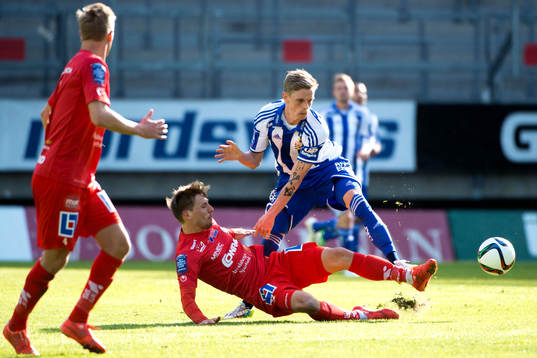 IFK Göteborgs Sören Rieks drar omkull Åtvidabergs Martin Christensen