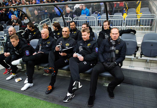 Elfsborgs bänk med manager Magnus Haglund längst till höger