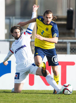 Assyriska försöker stoppa Ängelholms Vlado Zlojutro i matchen i Superettan mellan Ängelholm och Assyriska i Ängelholm 5 april 2015.