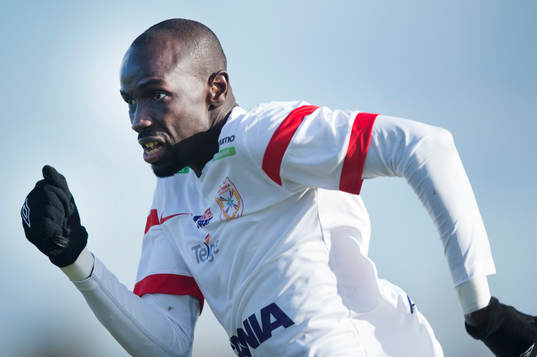 Assyriskas Aziz Corr Nyang i matchen i Superettan mellan