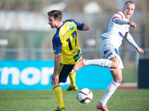 Assyriskas Jens Jacobsson sparkar Ängelholms Robin Staaf i baken i matchen i Superettan mellan Ängelholm och Assyriska i Ängelholm 5 april 2015.