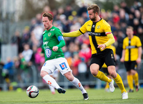 Jönköpings Södras Tommy Thelin i kamp med IK Frej Täbys Johannes Gustafsson