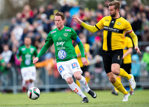 Jönköpings Södras Tommy Thelin i kamp med IK Frej Täbys Johannes Gustafsson