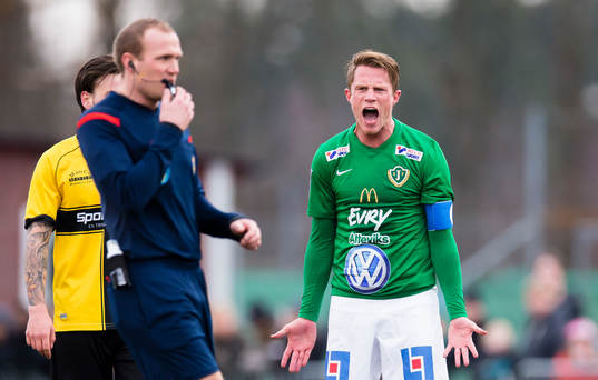Jönköpings Södras Tommy Thelin reagerar på ett domslut av domare Patrik Eriksson 