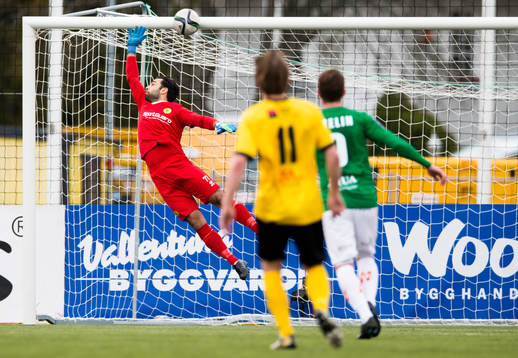 Jönköpings Södras Ronny Sabo (ej i bild) skjuter ett långskott i ribban och via IK Frej Täbys målvakt Marko Atanackovic  rygg i mål för 0-1