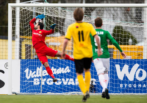 Jönköpings Södras Ronny Sabo (ej i bild) skjuter ett långskott i ribban och via IK Frej Täbys målvakt Marko Atanackovic  rygg i mål för 0-1