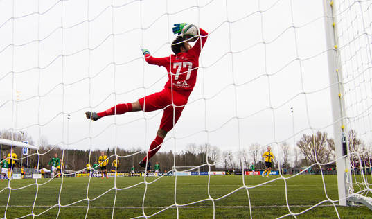 IK Frej Täbys målvakt Marko Atanackovic släpper in 0-1 på skott av Jönköpings Södras Ronny Sabo