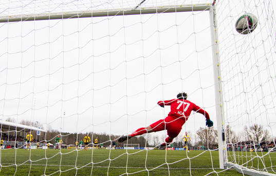 IK Frej Täbys målvakt Marko Atanackovic släpper in 0-1 på skott av Jönköpings Södras Ronny Sabo