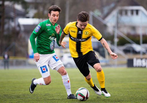IK Frej Täbys Pontus Silfwer i kamp med Jönköpings Södras Ronny Sabo