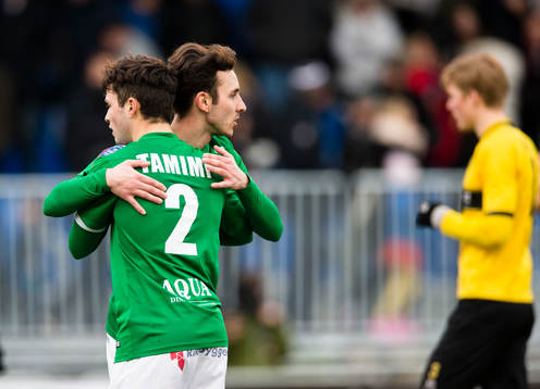Jönköpings Södras Jonathan Tamimi omfamnar målskytten Ronny Sabo
