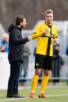 IK Frej Täbys tränare Bartosz Grzelak samtalar med Daniel Theorin