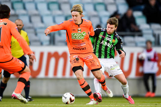 Varbergs Joakim Lindner i kamp med Gais Johan Lundgren