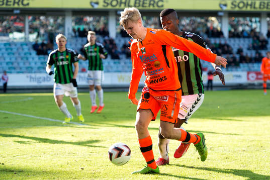 Varbergs Erik Lund jagas av Gais Bryan Johansson