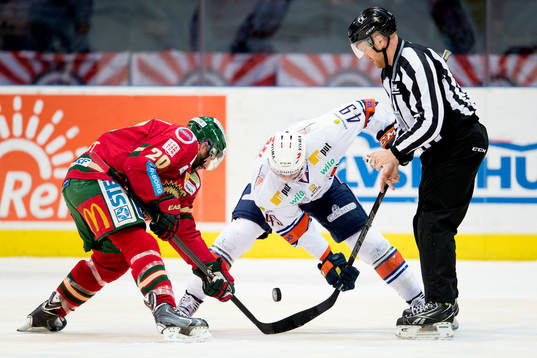 Domaren släpper pucken och Frölundas Joel Lundqvist
