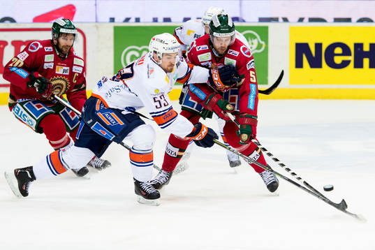 Växjös Eddie Larsson i  kamp med Frölundas Christian