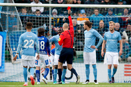 Malmö FFs Enock Kofi Adu får rött kort efter en duell med Sundsvalls Adam Chennoufi